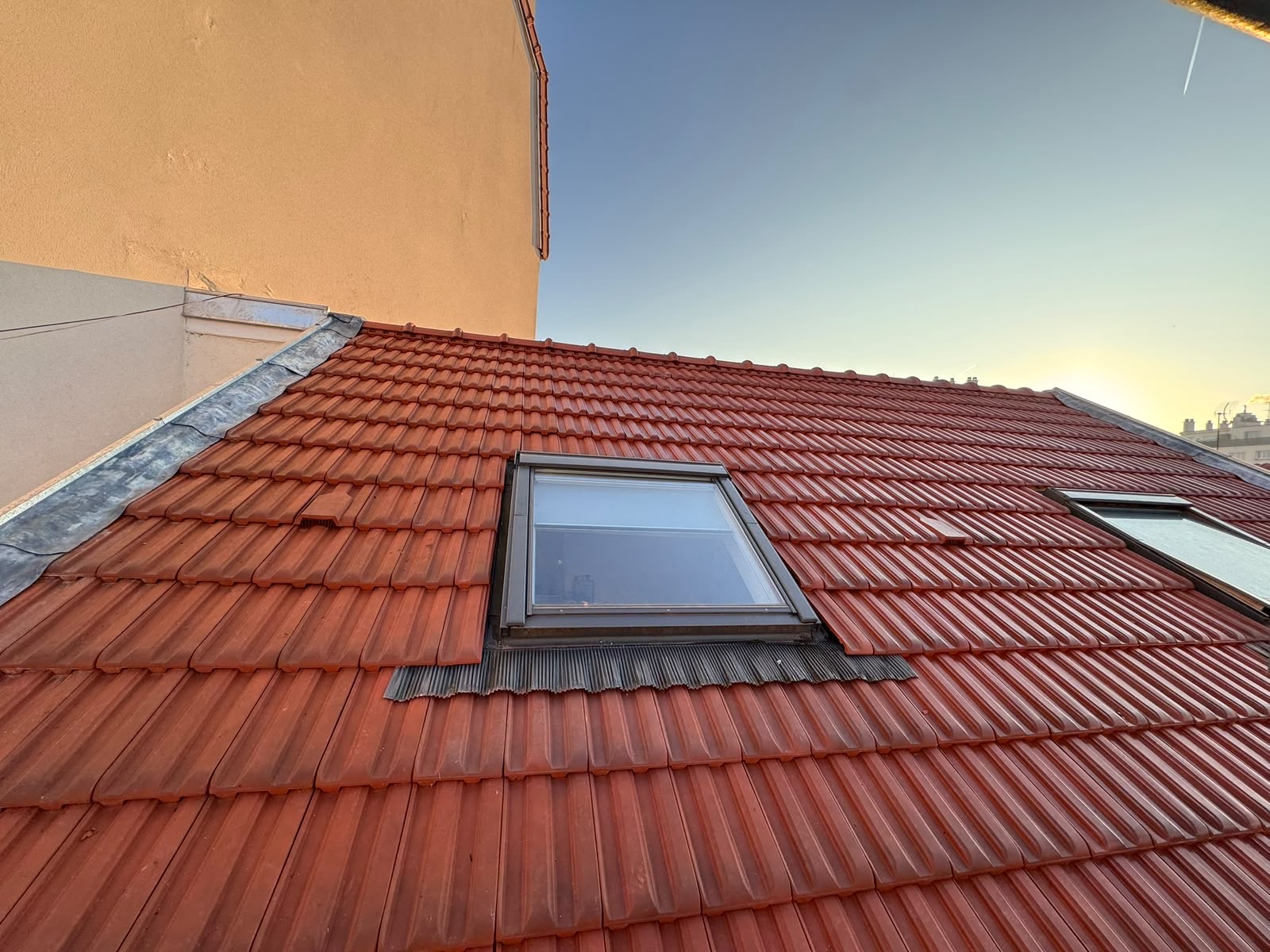 Installation Velux sur toiture tuiles rouges - Entreprise Timothée