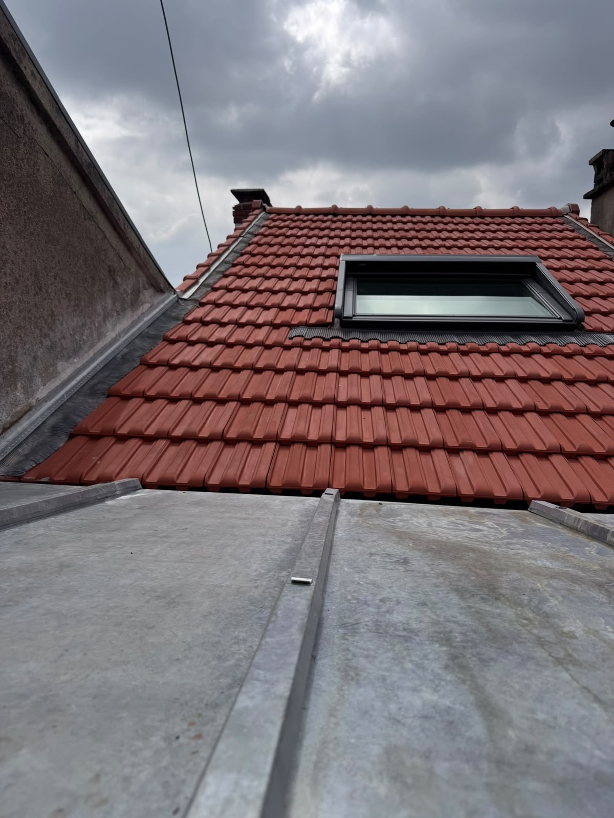 Pose Velux sur toiture tuiles avec zinguerie - Entreprise Timothée