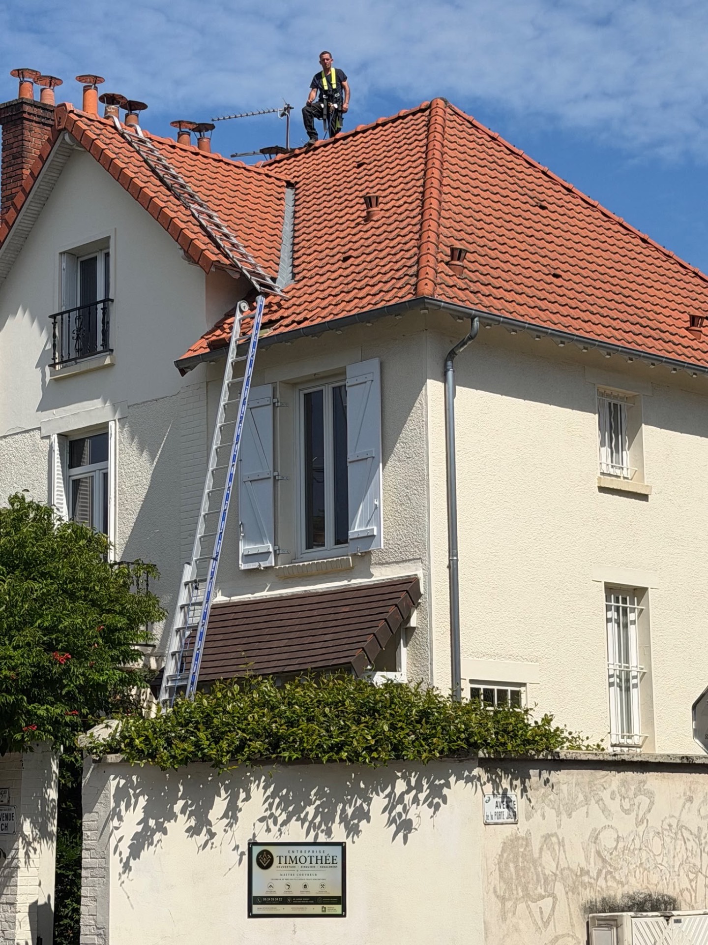 Couvreur sécurisé intervenant sur toiture tuiles - Entreprise Timothée